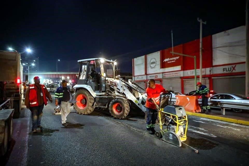 El Municipio de Monterrey trabaja durante las madrugadas para evitar afectar la circulación.