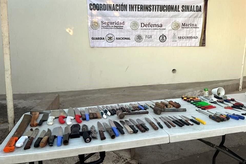 La madrugada de este viernes se volvió a hacer una revisión en el penal de Aguaruto, en Culiacán, donde fue hallado el doble de equipos satelitales, además de armas blancas y droga.