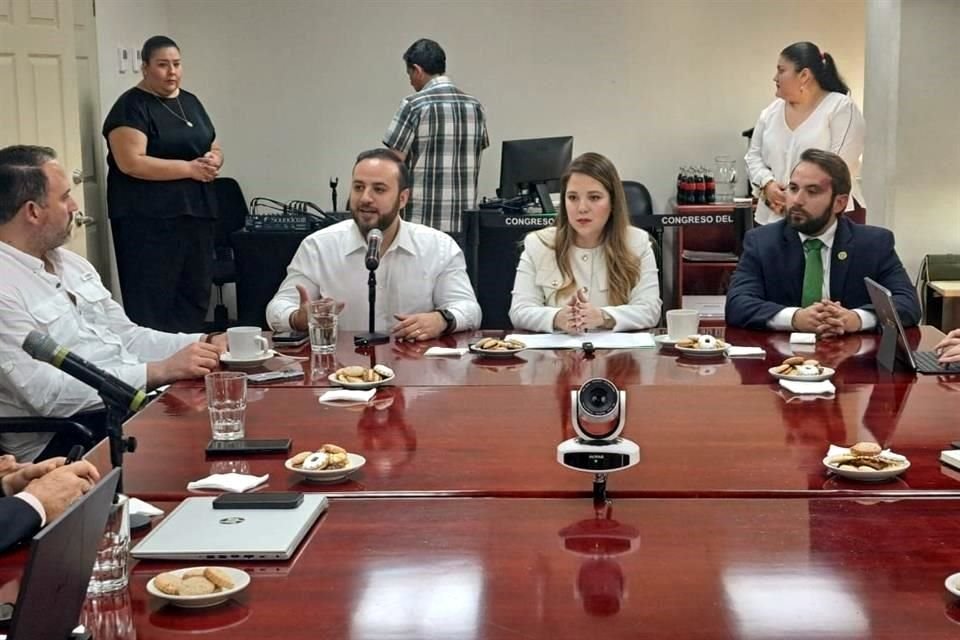 Alcalde de Ciénega de Flores, Miguel Quiroga, reunió con Diputados.