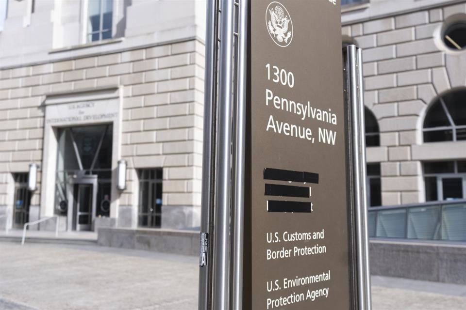 En una señal de la calle con nombres de las agencias gubernamentales de Estados Unidos (frente al edificio Ronald Reagan en la capital estadounidense) se taparon las siglas de USAID.