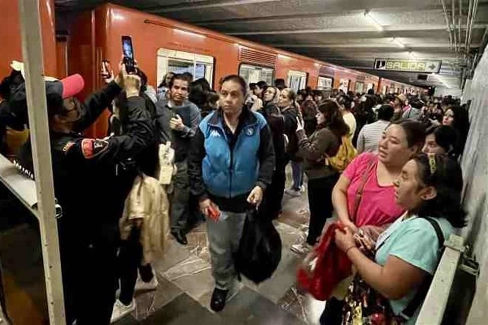 Nueve pasajeros de Metro y Metrobús aseguran haber sido pinchados mientras viajaban; ningún caso ha dado positivo a sustancias.