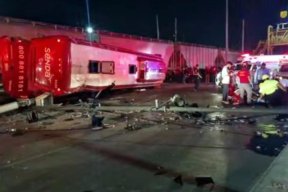  Los cuerpos de auxilio atendieron en el lugar a la mayoría de los ocupantes del autobús, que se dirigía a Saltillo.