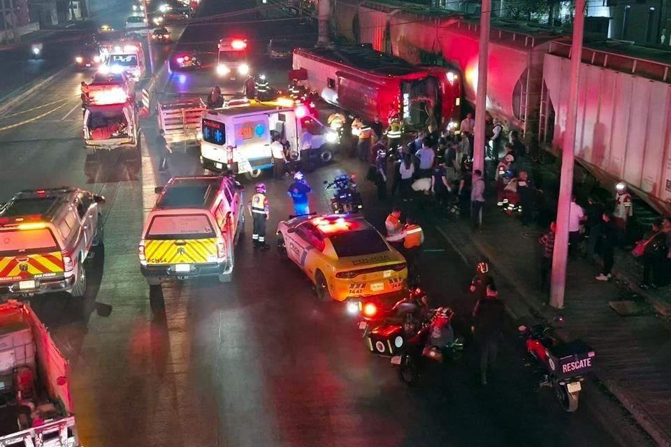  Los cuerpos de auxilio atendieron en el lugar a la mayoría de los ocupantes del autobús, que se dirigía a Saltillo.