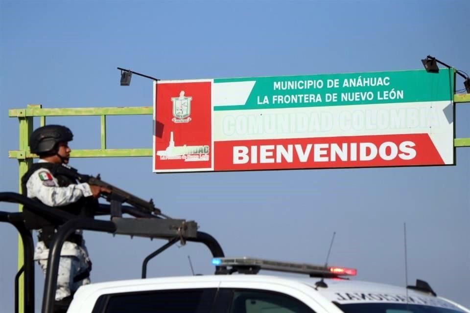  Los Elementos de la Guardia Nacional instalaron un filtro de seguridad en el entronque de las Carreteras Nuevo Laredo, Piedras Negras y la Gloria-Colombia.