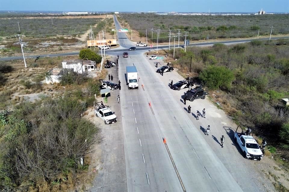  Los Elementos de la Guardia Nacional instalaron un filtro de seguridad en el entronque de las Carreteras Nuevo Laredo, Piedras Negras y la Gloria-Colombia.