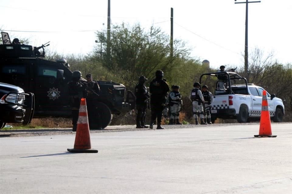  Los Elementos de la Guardia Nacional instalaron un filtro de seguridad en el entronque de las Carreteras Nuevo Laredo, Piedras Negras y la Gloria-Colombia.