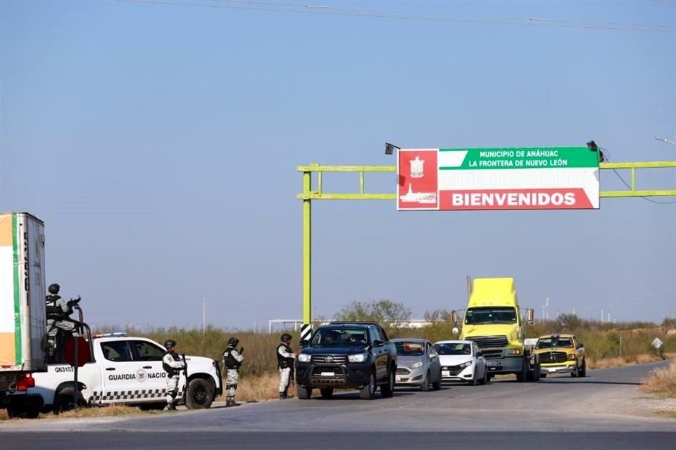  Los Elementos de la Guardia Nacional instalaron un filtro de seguridad en el entronque de las Carreteras Nuevo Laredo, Piedras Negras y la Gloria-Colombia.