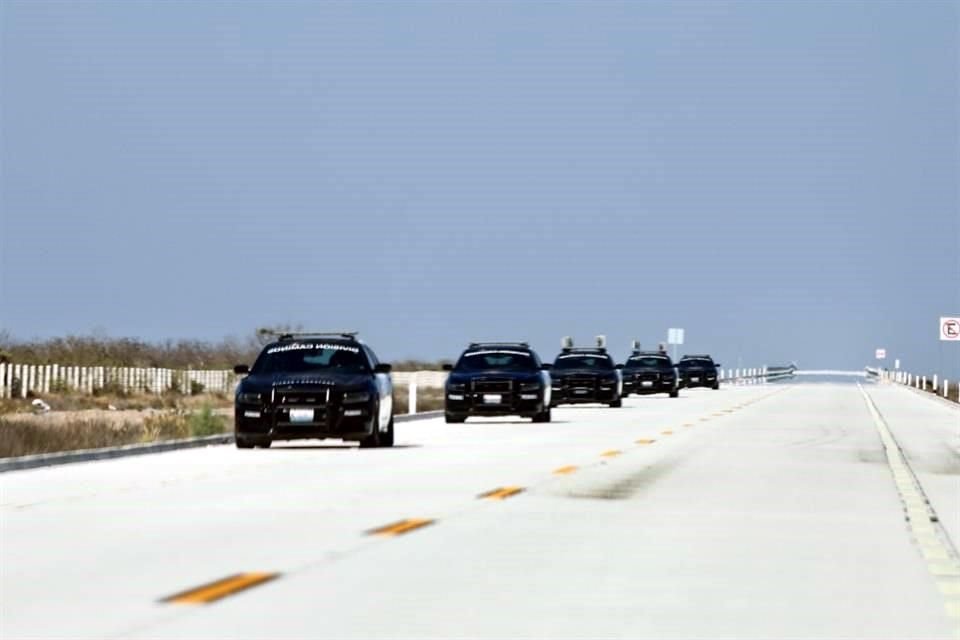  Los Elementos de la Guardia Nacional instalaron un filtro de seguridad en el entronque de las Carreteras Nuevo Laredo, Piedras Negras y la Gloria-Colombia.