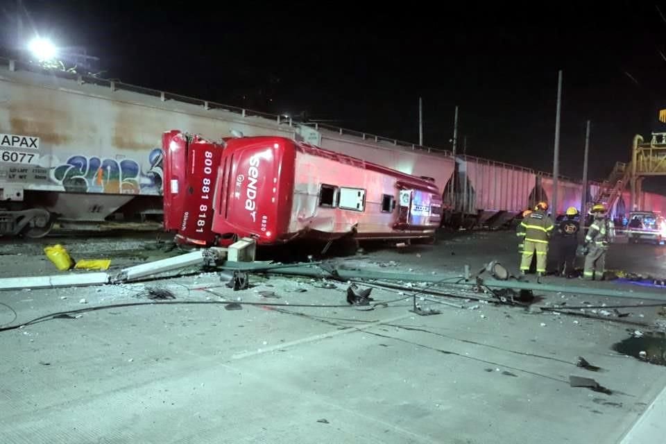 Los cuerpos de auxilio atendieron en el lugar a la mayoría de los ocupantes del autobús, que se dirigía a Saltillo.