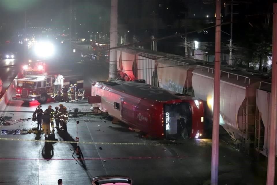 Los cuerpos de auxilio atendieron en el lugar a la mayoría de los ocupantes del autobús, que se dirigía a Saltillo.