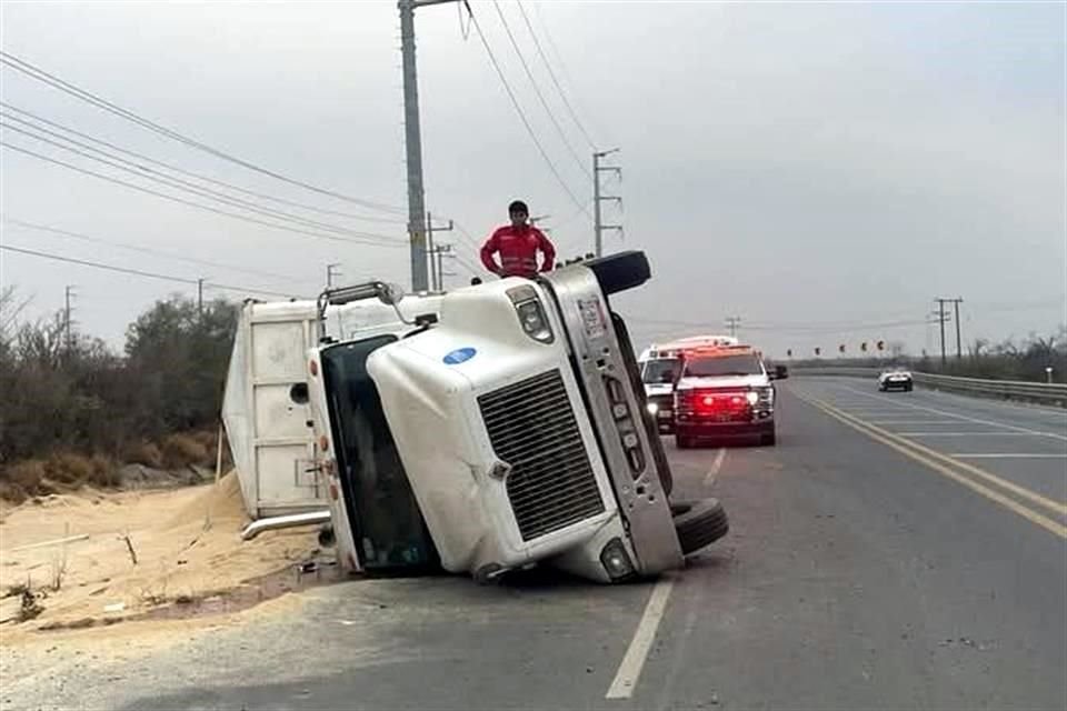 El chofer de un tráiler queda lesionado tras sufrir la volcadura de su unidad en la Carretera a Colombia y derramar su carga, en Salinas.