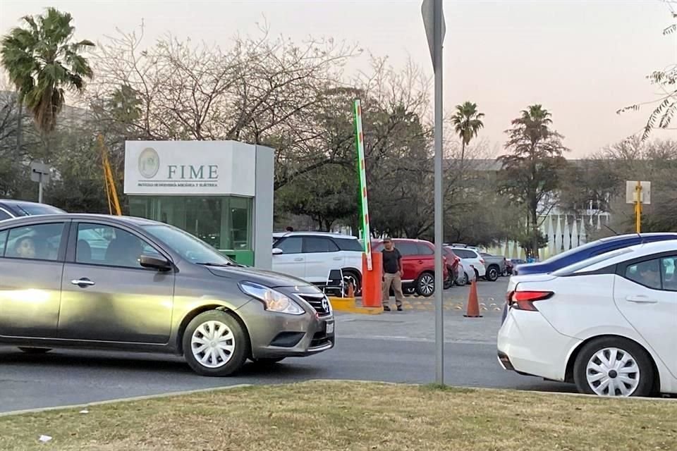 El incidente fue reportado alrededor de las 17:00 horas, en un área abierta y cercana al piso 9, en las instalaciones de la facultad ubicada en Ciudad Universitaria.