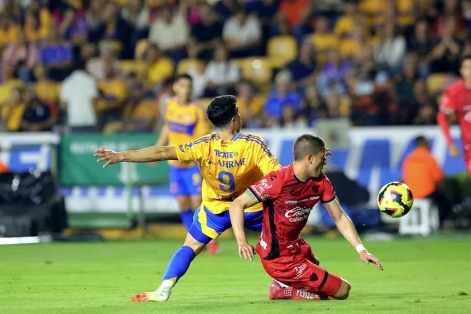 Momento en que Ibáñez puntea el balón para el primer gol de Tigres.