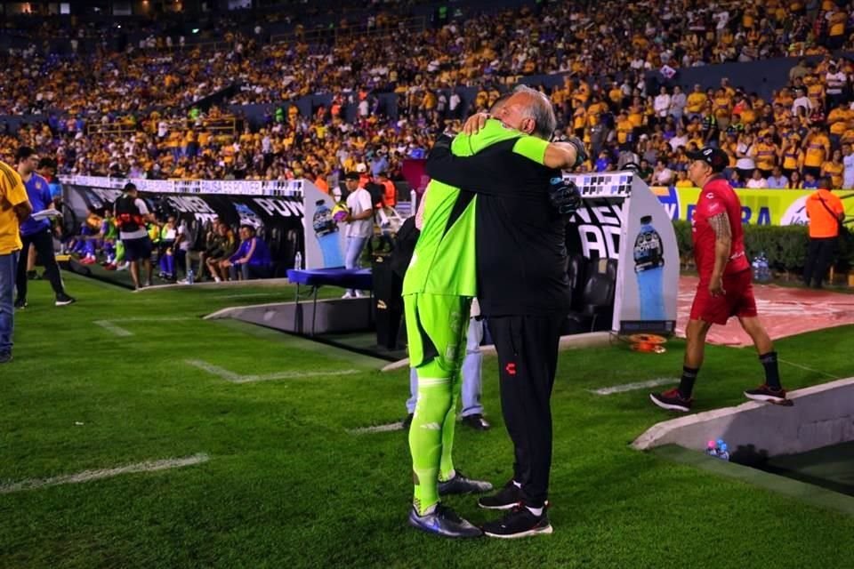 Nahuel Guzmán (izq.), portero de Tigres, abraza a Luis Canay, preparador físico del Atlas, quien recientemente estuvo con los auriazules.