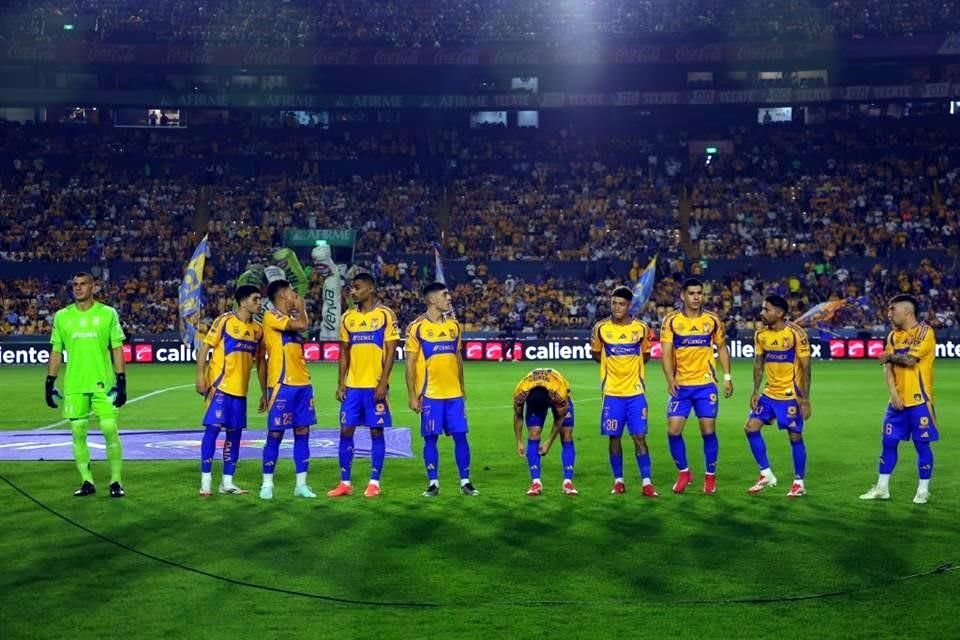 Tigres en formación dentro del protocolo de la Liga MX.