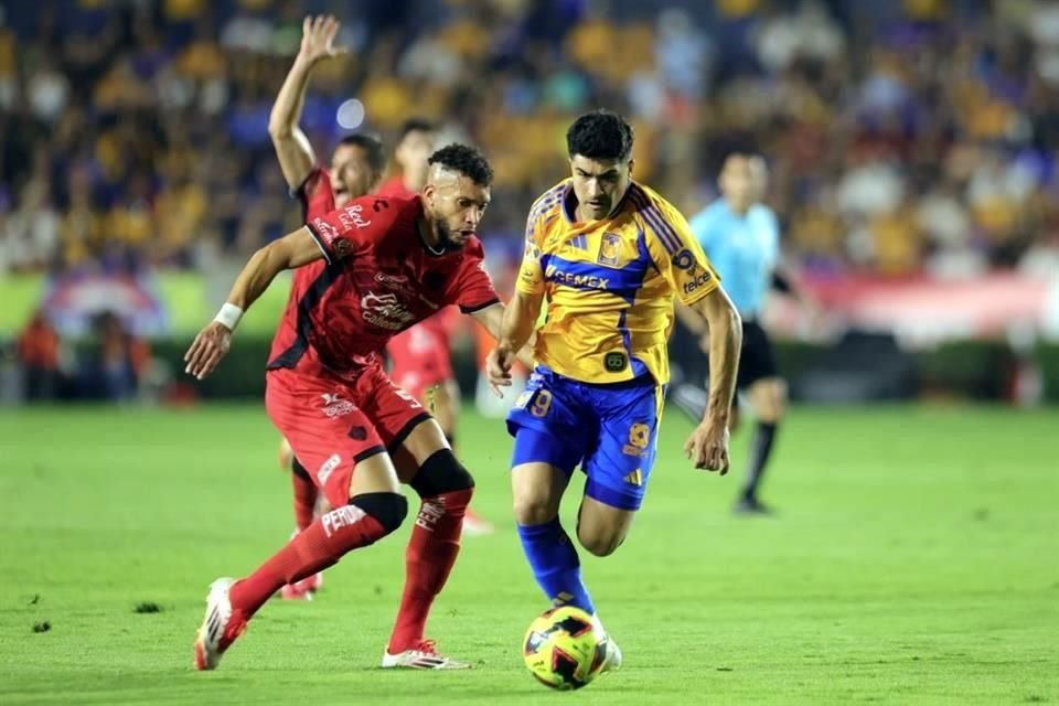 Nico Ibáñez elude la marca de Matheus Dória.