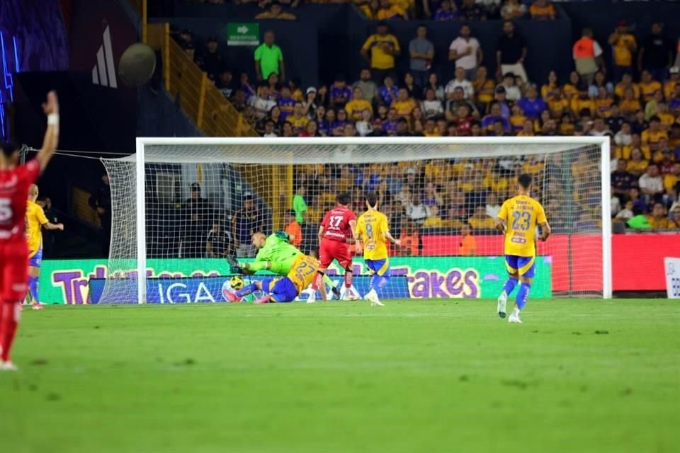 A los 41 minutos, Rivaldo Lozano anotó el 1-1 para los visitantes, con un zurdazo que dejó sin oportunidad a Nahuel Guzmán.