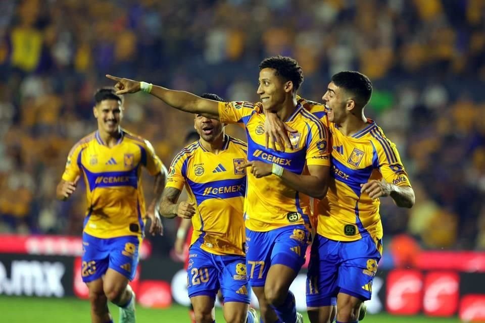 Con apenas un minuto en la cancha, Ozziel Herrera (al centro) anotó el gol de la victoria para Tigres, a los 66 minutos.