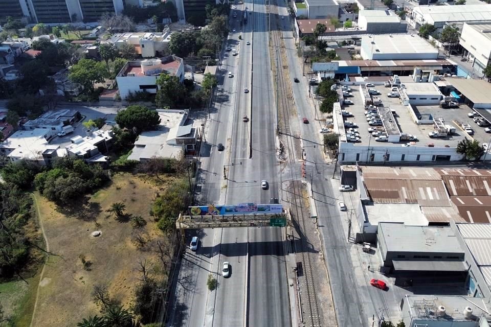 Agentes de tránsito, automovilistas y trabajadores de la zona coincidieron en que la saturación vial aumenta el riesgo en esa avenida.