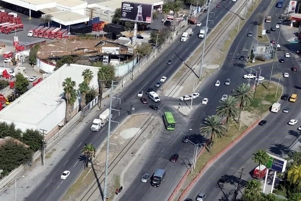 Agentes de tránsito, automovilistas y trabajadores de la zona coincidieron en que la saturación vial aumenta el riesgo en esa avenida.