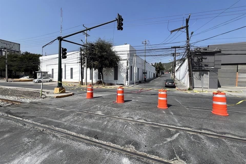 Agentes de tránsito, automovilistas y trabajadores de la zona coincidieron en que la saturación vial aumenta el riesgo en esa avenida.