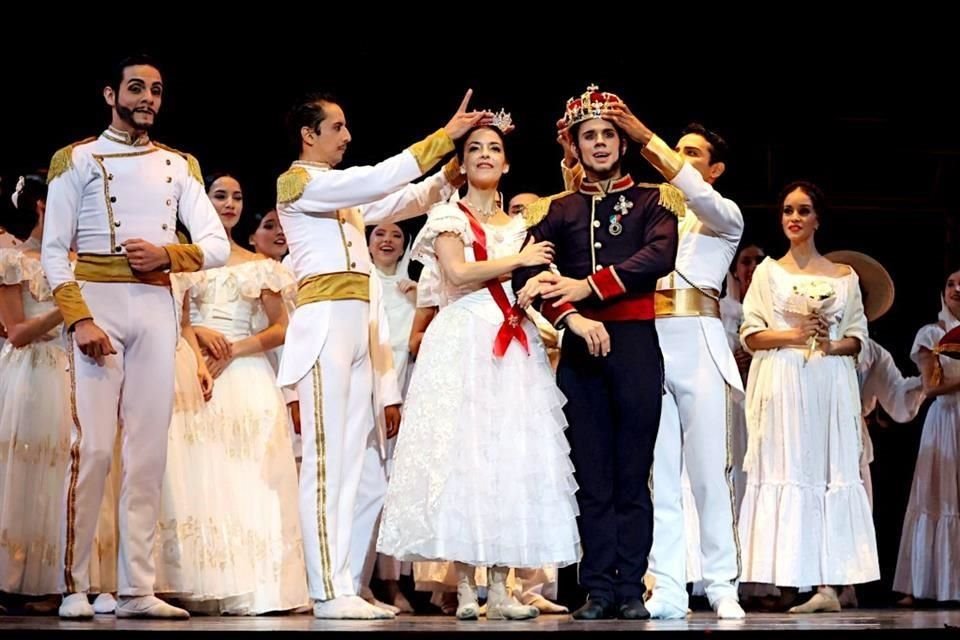 Luciano Perotto (con corona) con la bailarina principal Katia Carranza en el estreno de 'Maximiliano y Carlota'.