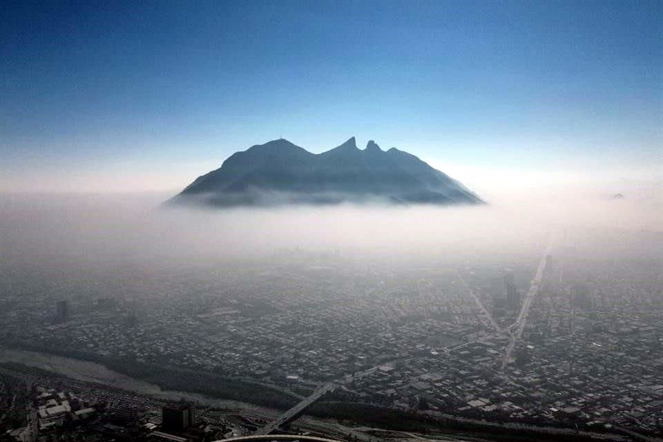 Pese a menor actividad por día inhábil, la contaminación cubre a la Ciudad.