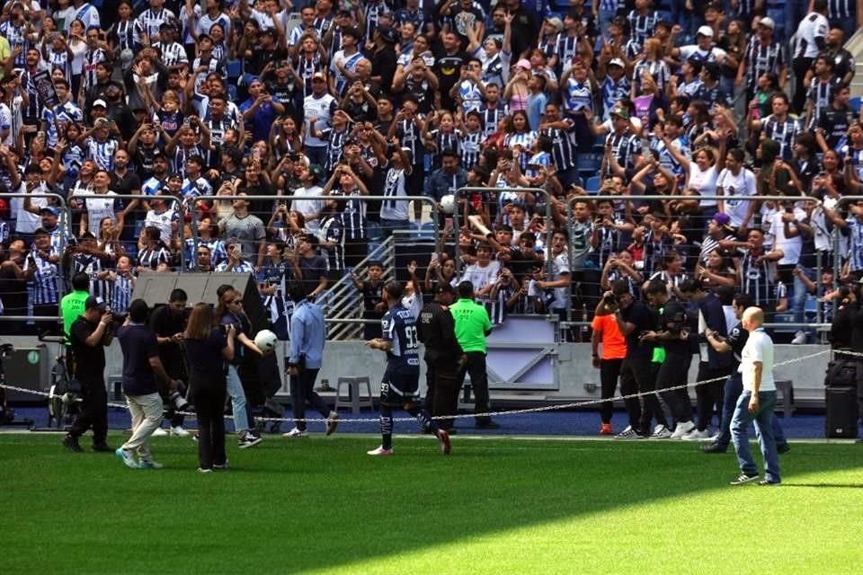 Sergio Ramos realizó un recorrido por la cancha del Estadio Monterrey para saludar a la afición.