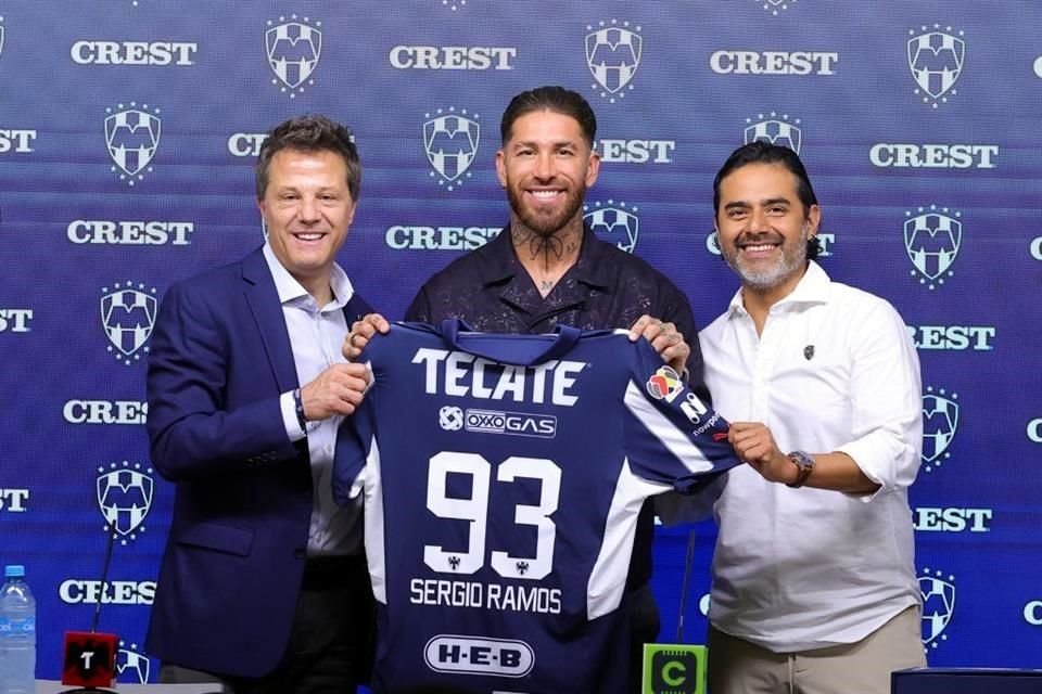 Sergio Ramos fue presentado oficialmente con los Rayados, posando con su nueva playera y el singular número 93.