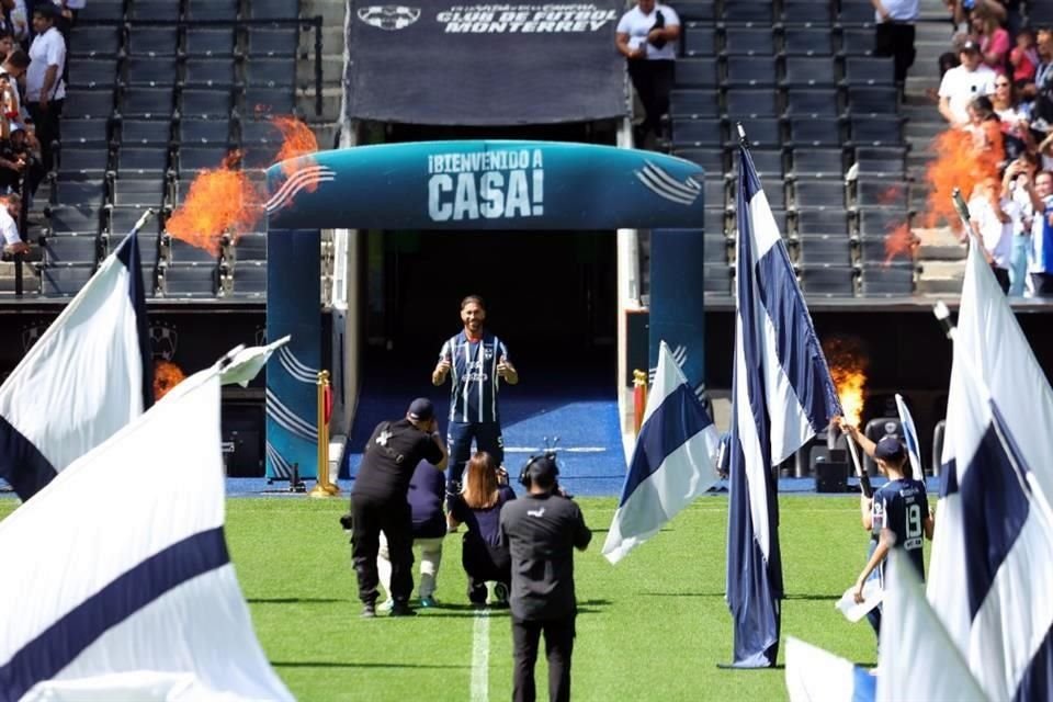 Al salir por el túnel del estadio, la afición explotó en júbilo.