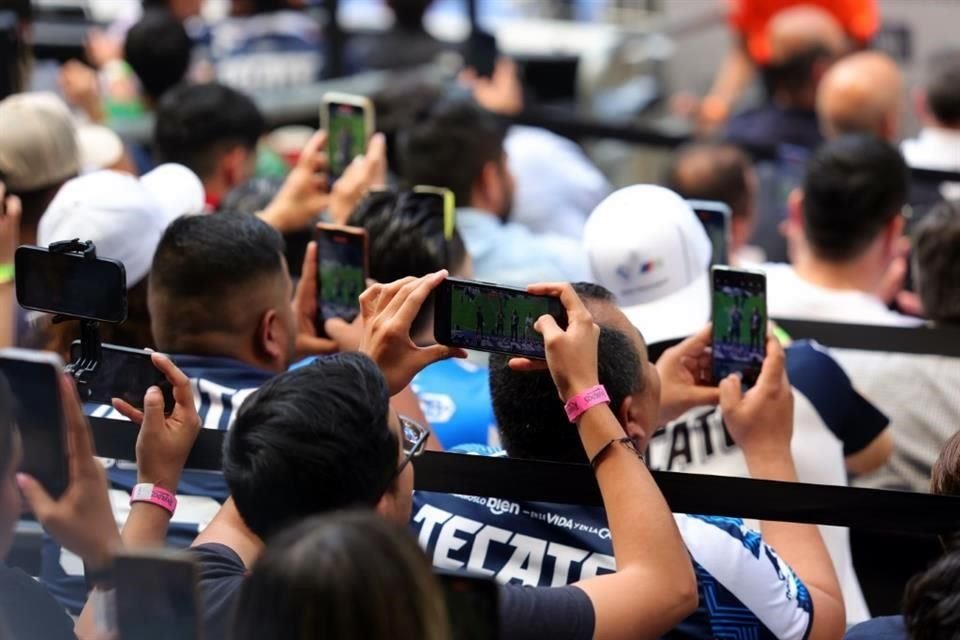 Todos querían captar el momento de ver al nuevo ídolo albiazul.