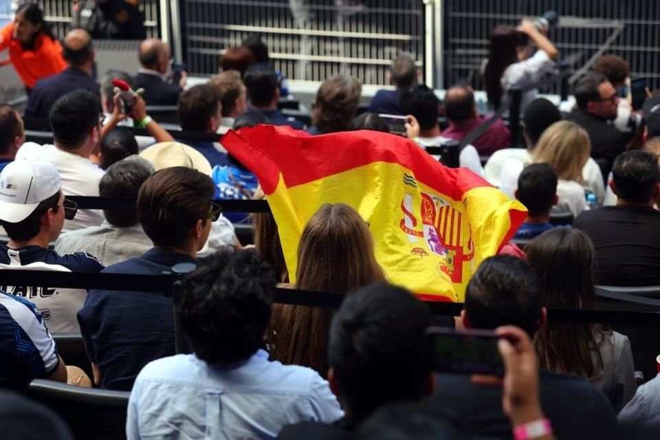 No podían faltar las banderas españolas.