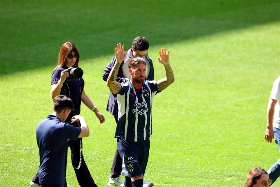 Ramos dio un recorrido por la cancha del Estadio Monterrey.