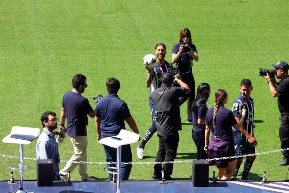 Sonriente repartió balones a los hinchas.