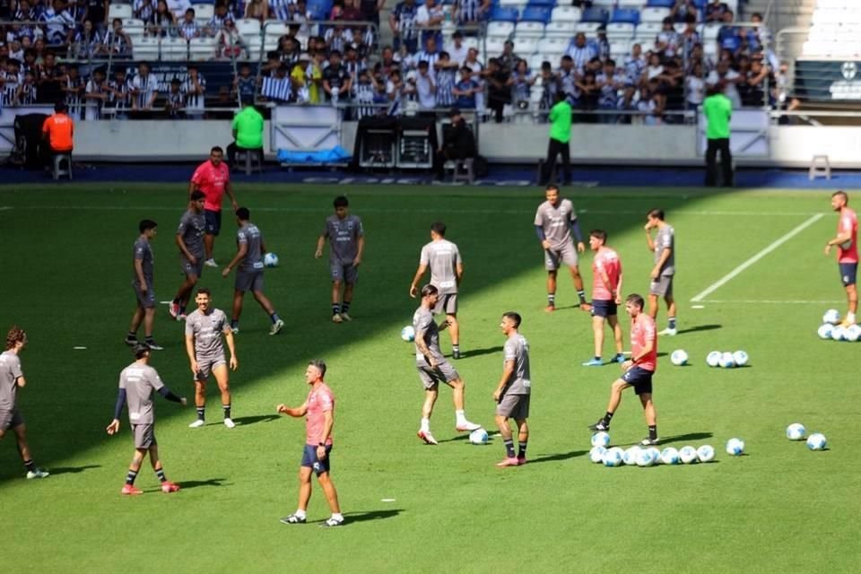 El español realizó el tradicional 'torito' junto al resto del plantel.