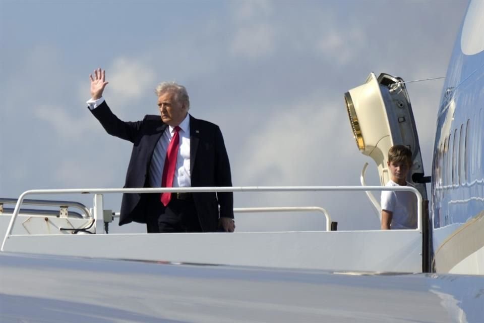 El Presidente Donald Trump saluda a su abordaje al Air Force One, en West Palm Beach, Florida.