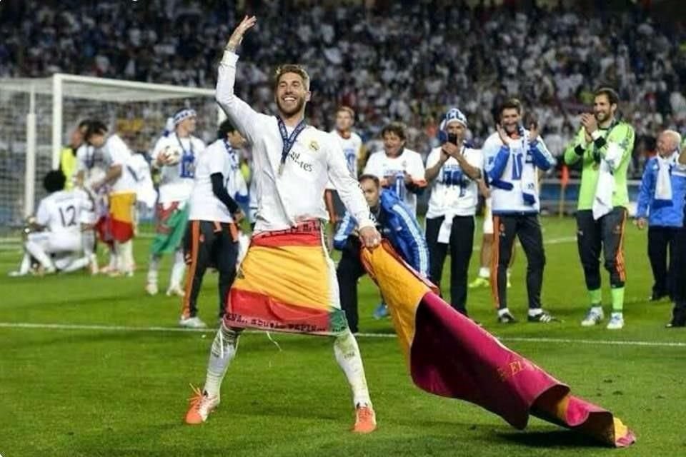 Sergio Ramos en un festejo del Real Madrid con el capote y la bandera de España.