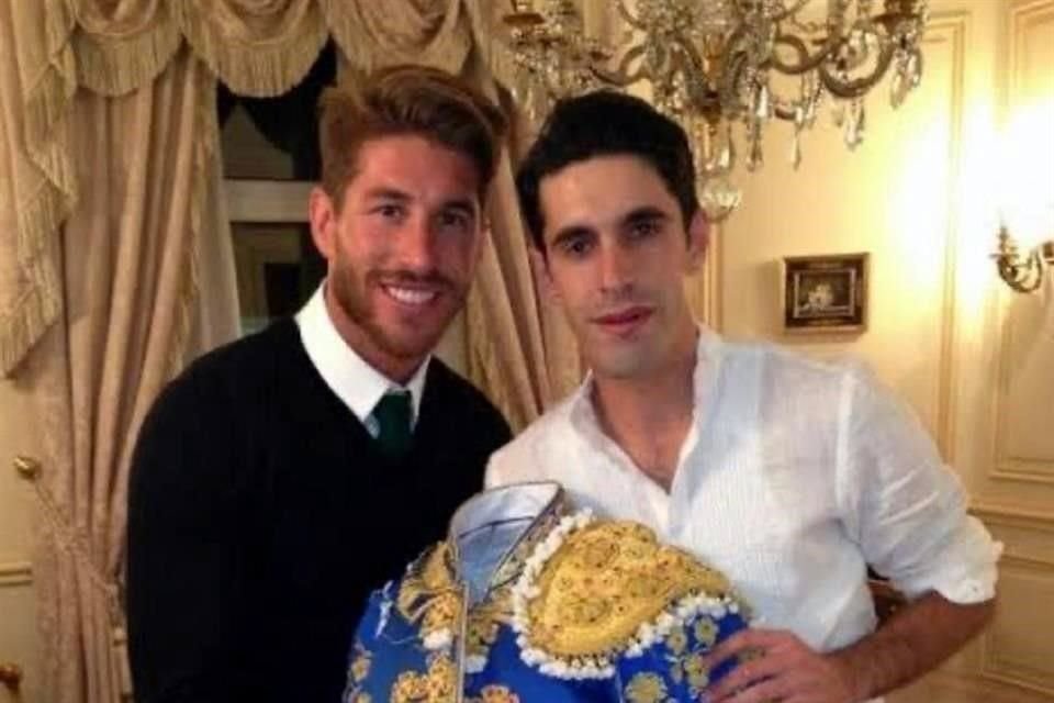 Sergio Ramos (izq.) y el torero Alejandro Talavante son amigos muy cercanos.