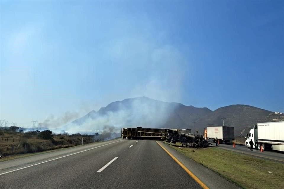 Autoridades del Grupo Jaguares de Protección Civil de Santa Catarina atendieron al chofer con golpes leves.