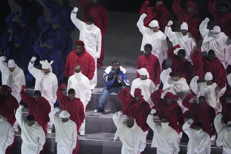 Los bailarines formaron la bandera estadounidense durante el show de medio tiempo.