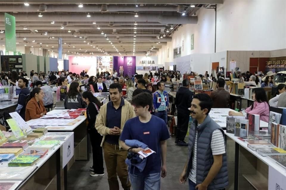 El apartado de la feria para libros especializados y de artista también atrajo la atención de los visitantes a la feria.