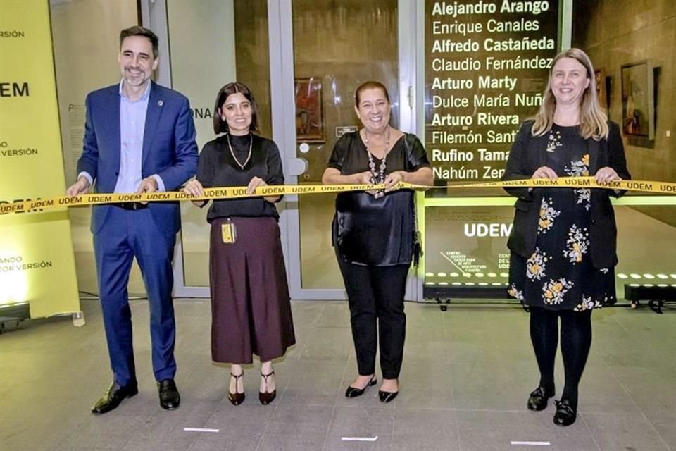 Carlos García González, Elisa Téllez, Alejandra Fernández Garza y Alessandra Perlatti, durante el corte del listón.