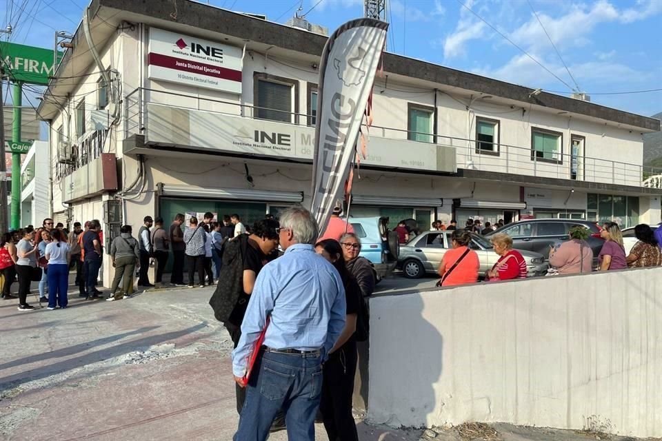 En el módulo ubicado en la avenida Revolución, la fila era tan larga que personas reportaron tener esperando más de cinco horas.