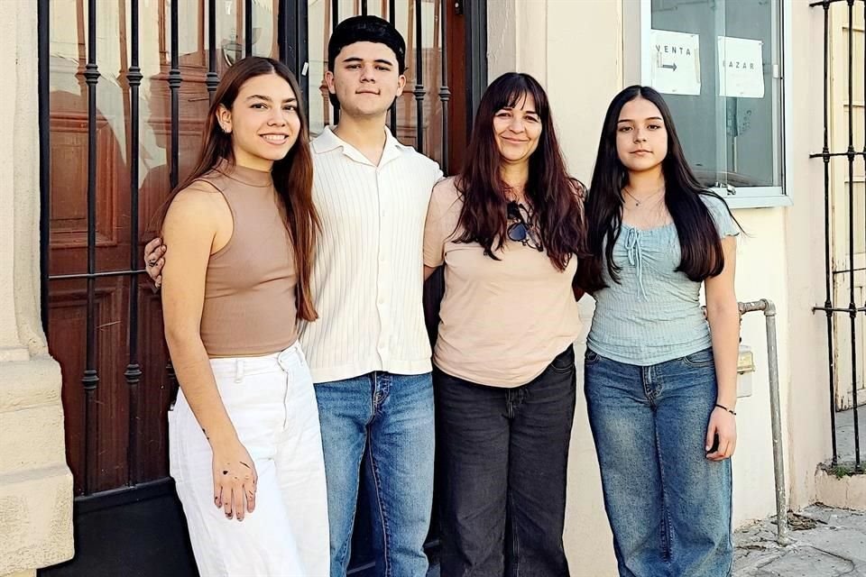 Lester Velázquez, su mamá Diana Motis y su familia apoyarán en las actividades de la casona, donde se promoverá la lectura y las artes en niños y niñas.