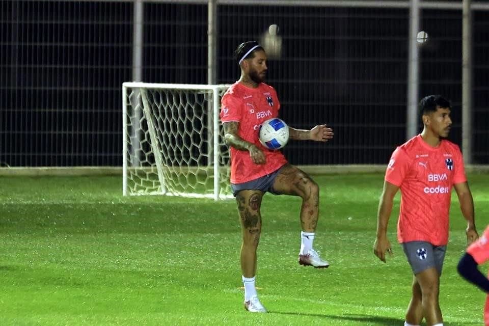 El histórico central español Sergio Ramos entrenó el lunes por primera vez en las instalaciones de El Barrial.