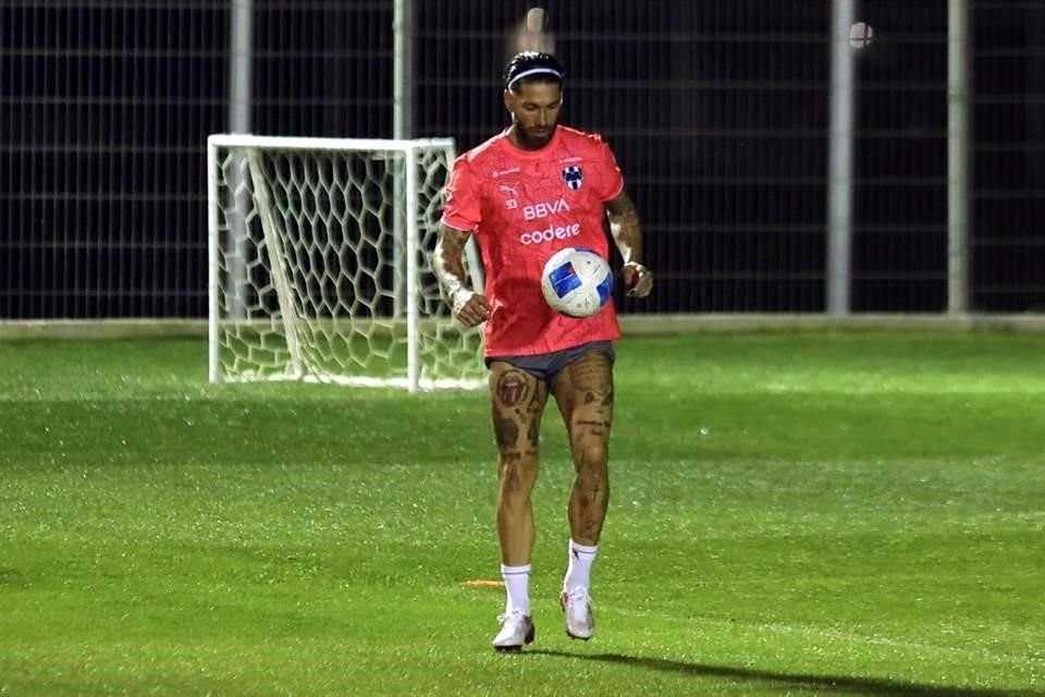 El histórico central español Sergio Ramos entrenó el lunes por primera vez en las instalaciones de El Barrial.