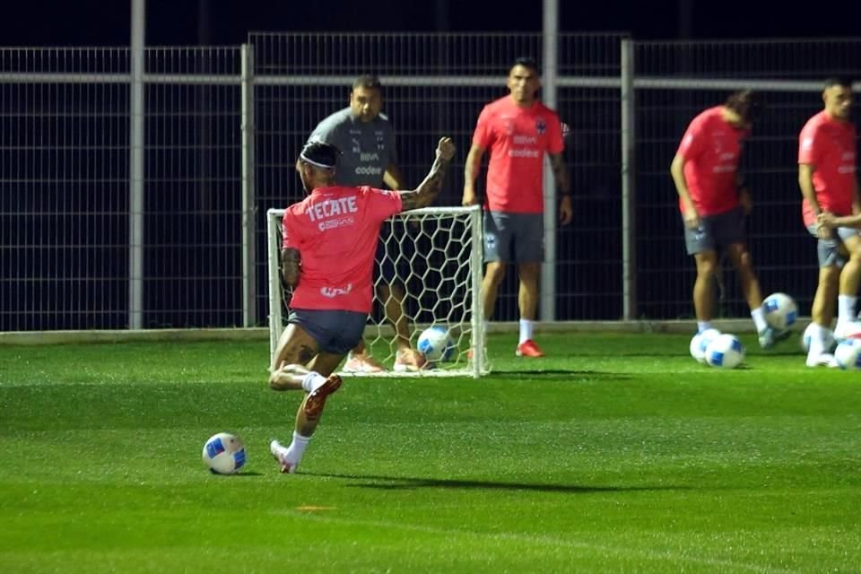 El histórico central español Sergio Ramos entrenó el lunes por primera vez en las instalaciones de El Barrial.