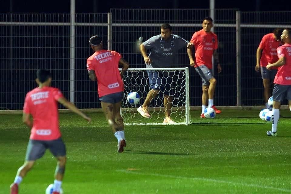 El histórico central español Sergio Ramos entrenó el lunes por primera vez en las instalaciones de El Barrial.