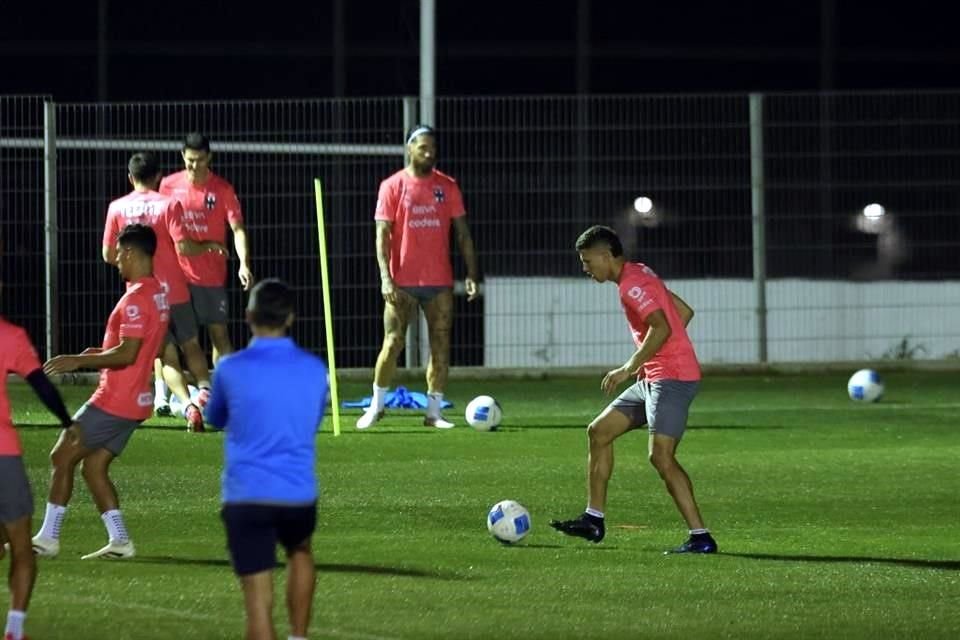 El histórico central español Sergio Ramos entrenó el lunes por primera vez en las instalaciones de El Barrial.