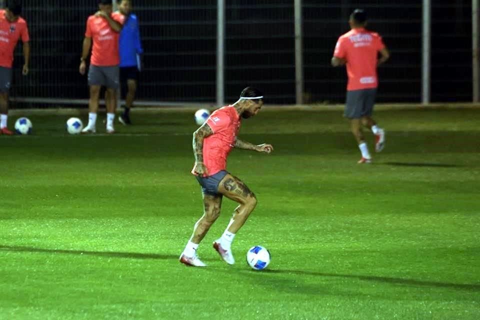 El histórico central español Sergio Ramos entrenó el lunes por primera vez en las instalaciones de El Barrial.